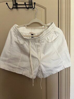 Baggie White Shorts-Size Medium